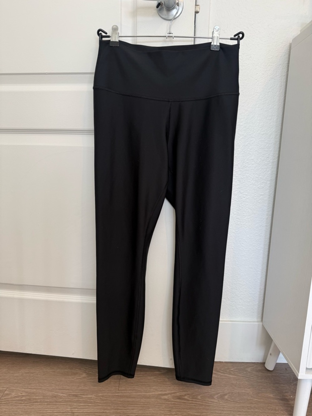 ALO Yoga Black 7/8 High-Waist Airlift Leggings size L